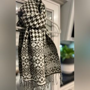 Dillard’s Scarf A beautiful Olive Green and Cream. Gently used. SMOKE FREE HOME!